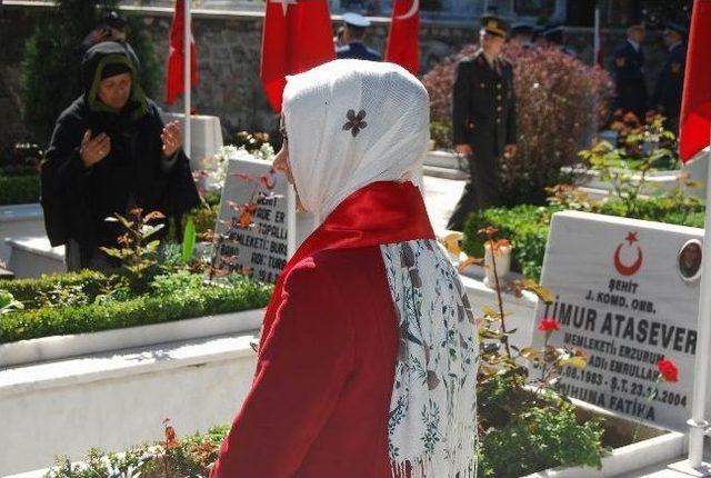 18 Mart Şehitleri Anma Gününde Aileleri Şehitliğe Akın Etti