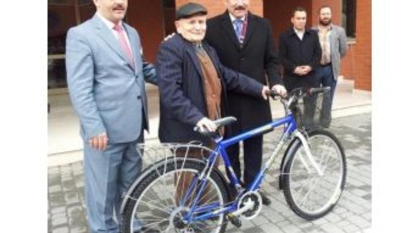 İzmit Belediyesi Mehmet Dede'ye Bisiklet Hediye Etti