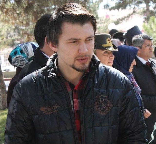 Askerlik Yaptığı Elazığ a Gelerek Şehitliği Ziyaret Etti 1