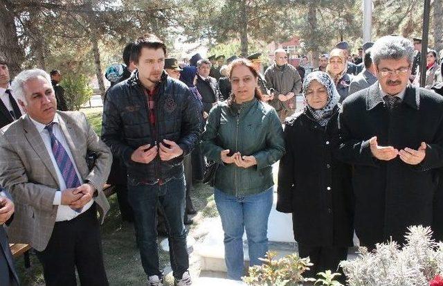 Askerlik Yaptığı Elazığ a Gelerek Şehitliği Ziyaret Etti 2