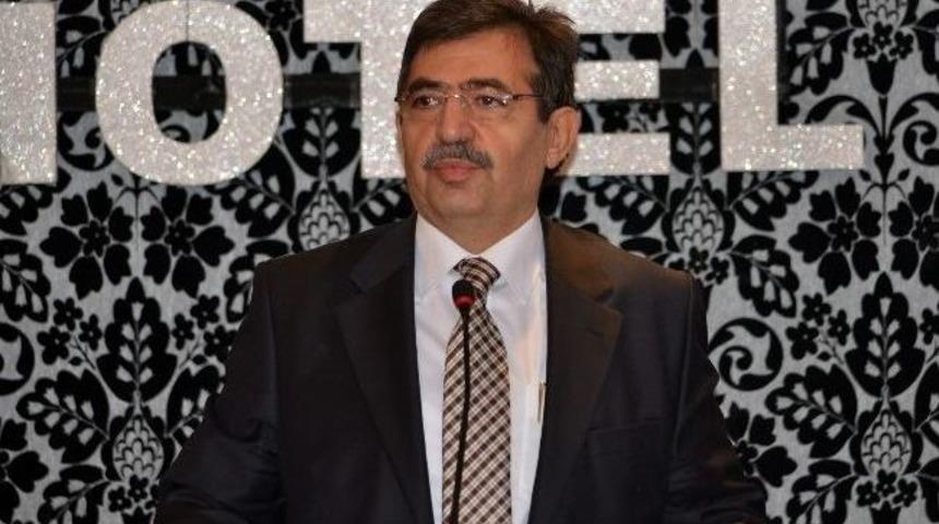 Bakan G&uuml;ll&uuml;ce, &Ccedil;orlu'da M&uuml;teahhitlerle Bir Araya Geldi