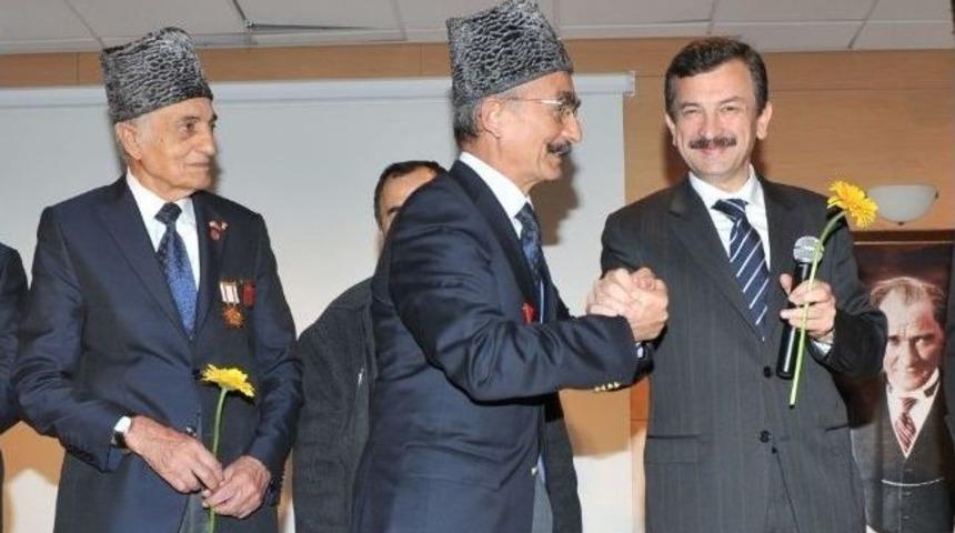 &Ccedil;anakkale Zaferi, İzmir'in İl&ccedil;elerinde De Kutlandı