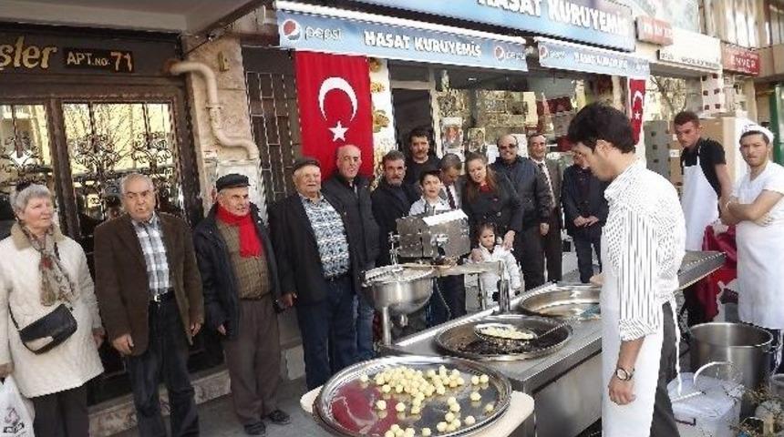 Muhtar Adayı Şehitler İ&ccedil;in Lokma Dağıttı