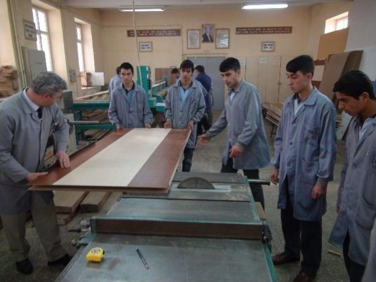 Yozgat Teknik Ve End&uuml;stri Meslek Lisesi Fabrika Gibi &Ccedil;alışıyor