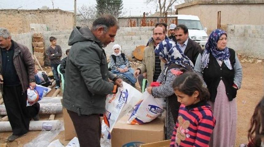 Savaştan Ka&ccedil;ıp Şanlıurfa'da K&ouml;ye Yerleşen Suriyelilere Yardım