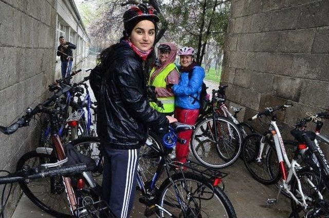 Bisikletçiler Agü'ye Pedal Çevirdi