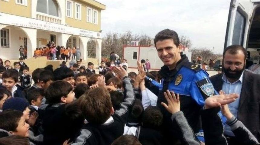 Polisten Suriyeli M&uuml;ltecilere Kıyafet Yardımı