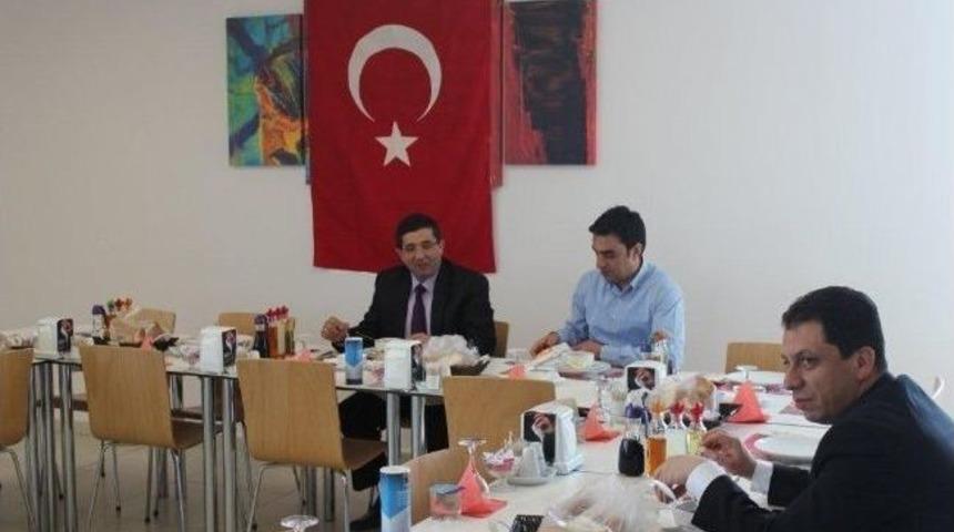 T&uuml;rk Telekom Doğu-ı B&ouml;lge M&uuml;d&uuml;rl&uuml;ğ&uuml;&rsquo;den &Ccedil;anakkale Şehitlerini Anma G&uuml;n&uuml;nde Anlamlı Etkinlik