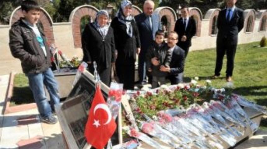 Uşak Şehitliğinde Anma T&ouml;reni