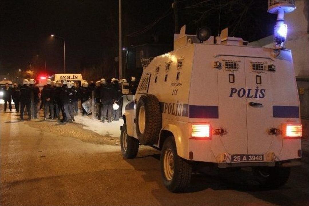 Karşıt G&ouml;r&uuml;şl&uuml; İki Grup Arasında Olaylar &Ccedil;ıktı