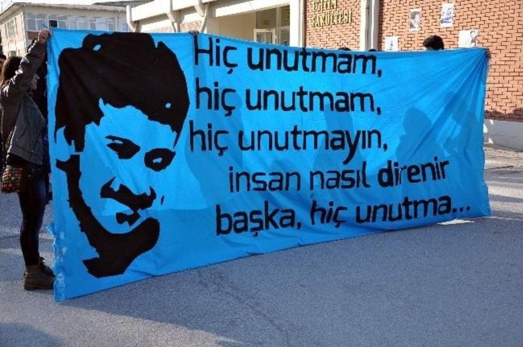 Doğ&uuml;m G&uuml;n&uuml;nde &ldquo;ali İsmail Korkmaz&rdquo;ın Siluetini &Ccedil;izdiler