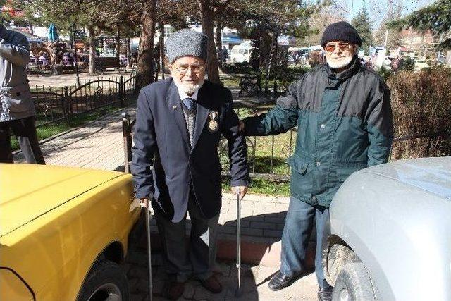 Kore Gazisi Koltuk Değnekleriyle Törene Katıldı