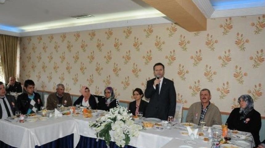 Vali, Şehit Yakınları Ve Gazilerle Yemekte Bir Araya Geldi