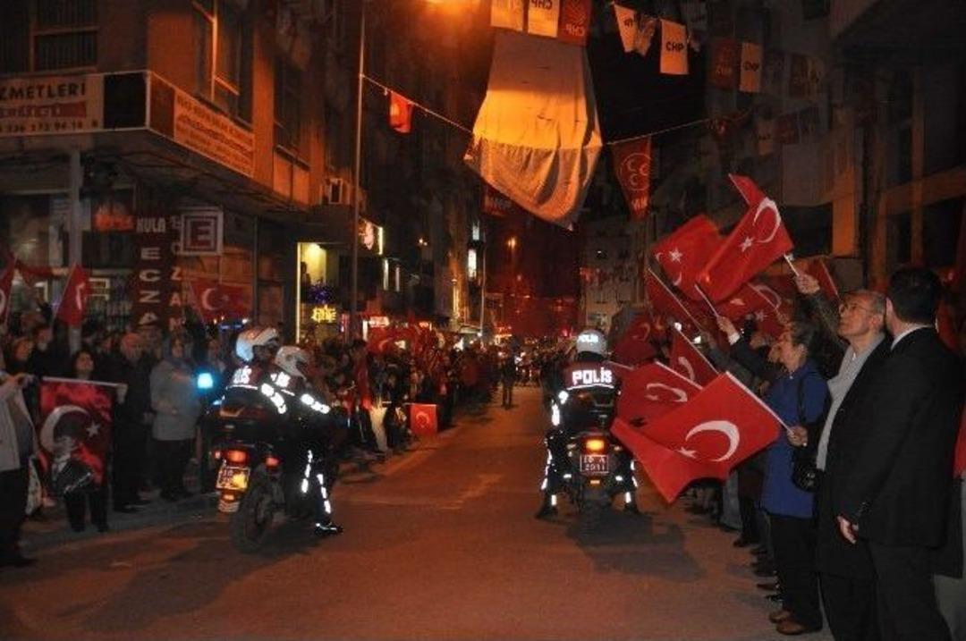 &Ccedil;anakkale Şehitleri Anısına Fener Alayı D&uuml;zenlendi