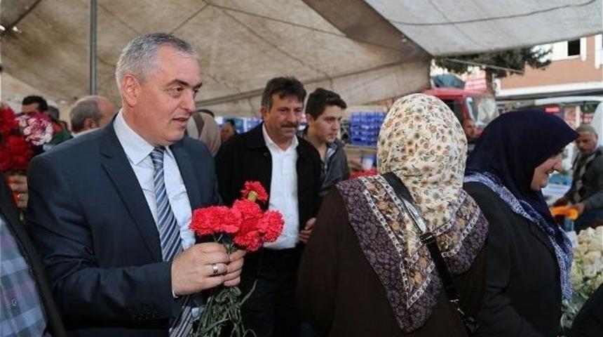 Remzi Aydın, Top&ccedil;ular Pazarında Karanfil Dağıttı