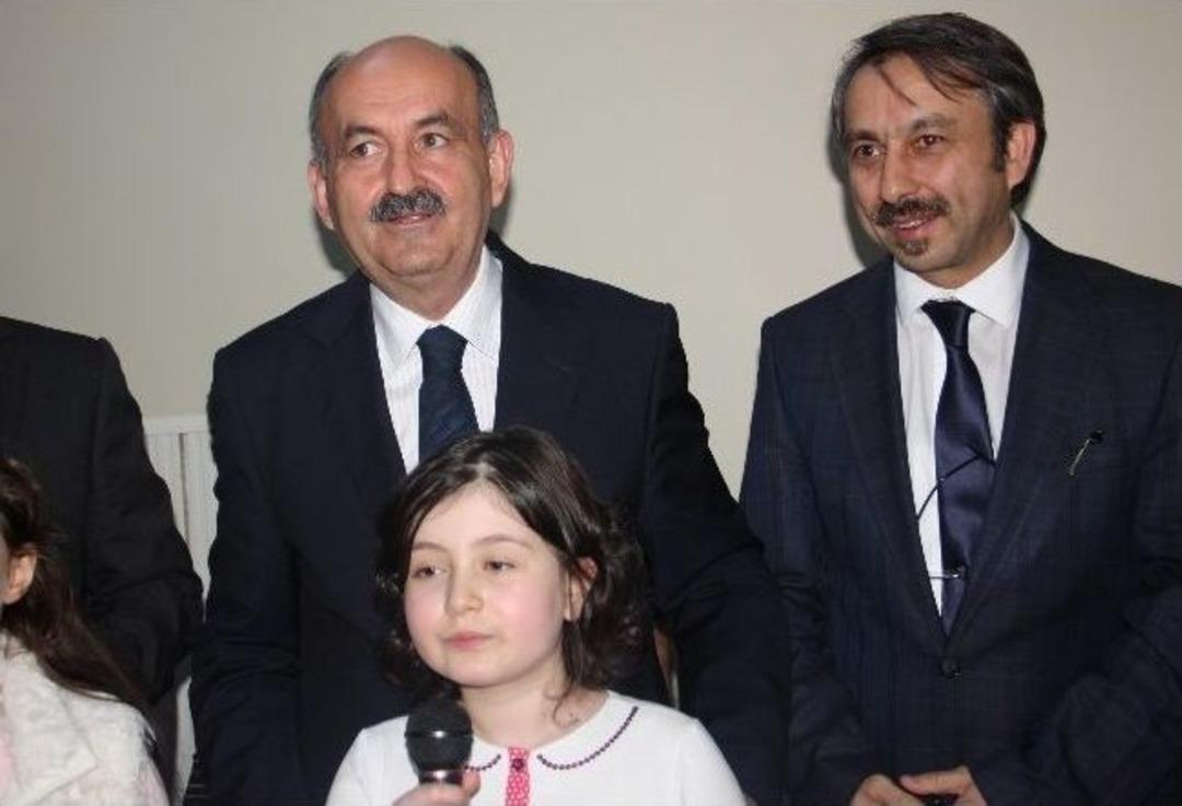 Tedavi G&ouml;ren Minik Kız Bakan Dr. M&uuml;ezzinoğlu'nu Duygulandırdı