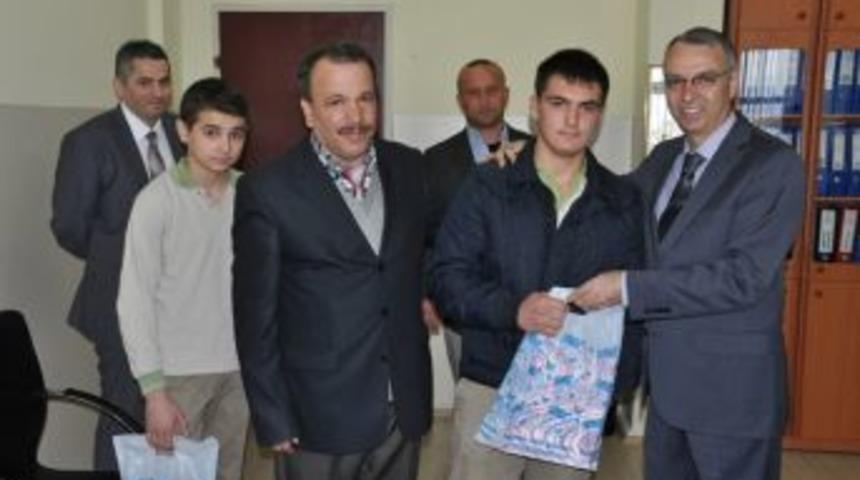 Madalya alan &ouml;ğrencileri Başkan &Ccedil;imenoğlu kutladı