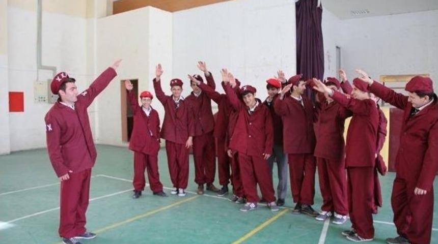 Oltu Sağlık Meslek Lisesi Kurtuluş Provasında