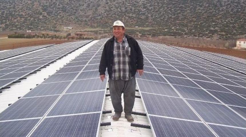 Buzhanesinin Elektriğini Kendi &Uuml;retiyor