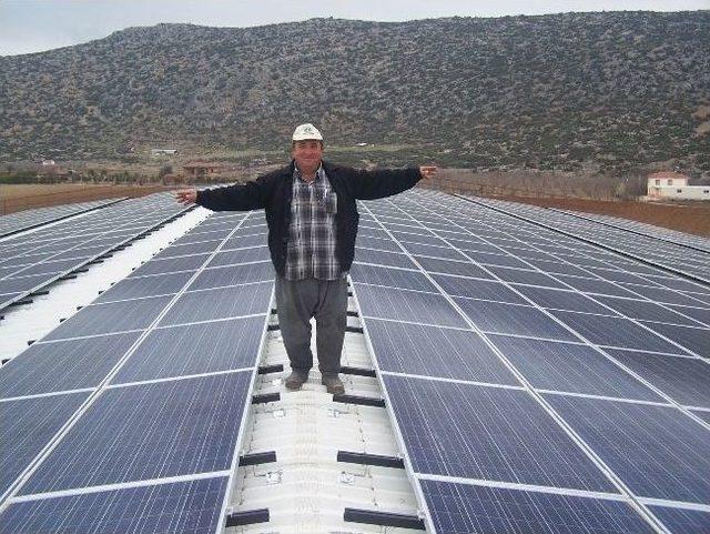 Buzhanesinin Elektriğini Kendi &Uuml;retiyor 1