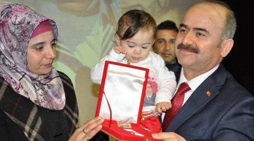 Şehit Eşine Devlet &Ouml;v&uuml;n&ccedil; Madalyası Verildi