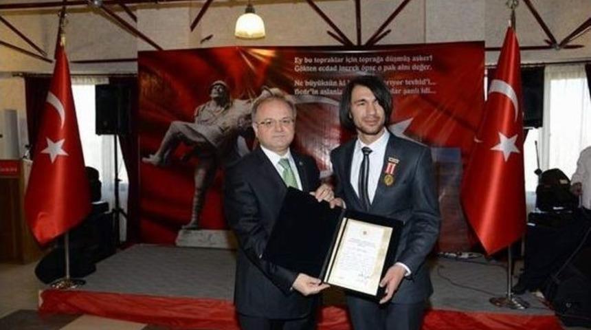 Gazi Niyazi Duğan&rsquo;a Devlet &Ouml;v&uuml;n&ccedil; Madalyası