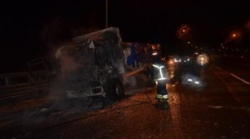 Bolu Dağı&rsquo;nda Kamyonet Yanarak K&uuml;l Oldu