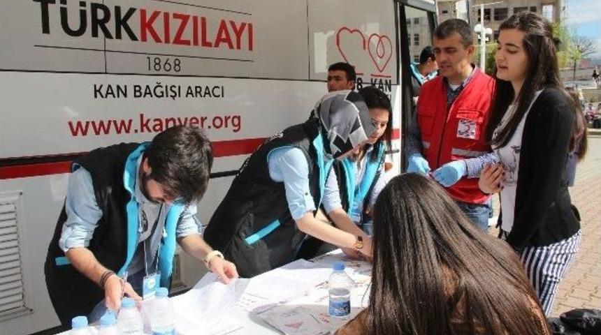 Giresun &Uuml;niversitesi &Ouml;ğrencileri &ldquo;onlar Bizim İ&ccedil;in Canlarını Verdi, Biz Kanımızı Veriyoruz&rdquo; Sloganıyla Kan Bağışı Kampanyası D&uuml;zenledi