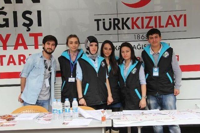 Giresun &Uuml;niversitesi &Ouml;ğrencileri &ldquo;onlar Bizim İ&ccedil;in Canlarını Verdi, Biz Kanımızı Veriyoruz&rdquo; Sloganıyla Kan Bağışı Kampanyası D&uuml;zenledi 2