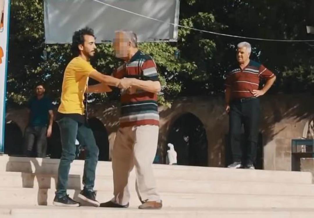 Şanlıurfa'da sosyal deney: C&uuml;zdanı vermeyince d&ouml;vmeye kalktılar