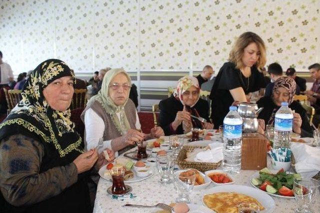 Edirne Huzurevi Sakinlerine Anlamlı Kahvaltı 1