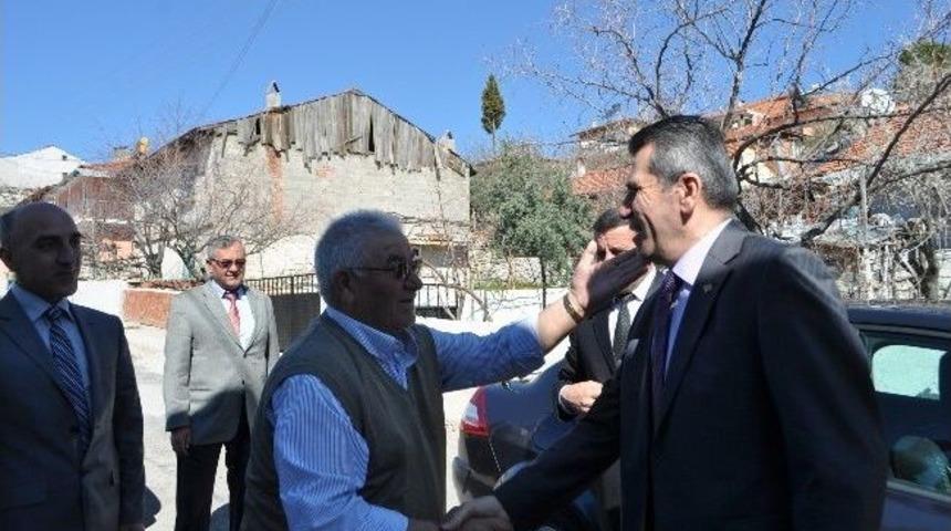 Demirci Kaymakamı Sezgin Şehit Ailesini Ziyaret Etti