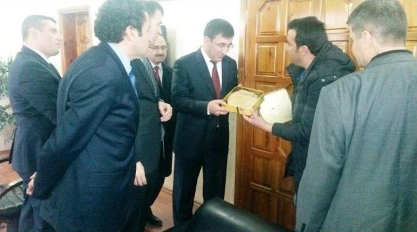 Bakan Yılmaz&rsquo;a Gevaş Balı