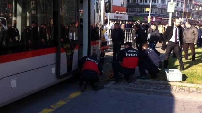Tramvayın &Ccedil;arptığı Yaşlı Kadın Hayatını Kaybetti