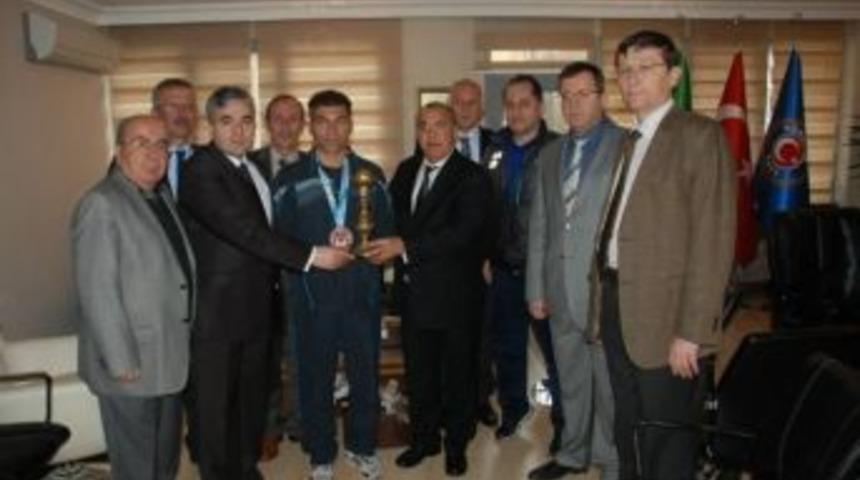 Kastamonulu Sporcu Yusuf U&ccedil;ak T&uuml;rkiye Bilek G&uuml;reşi Şampiyonu Oldu