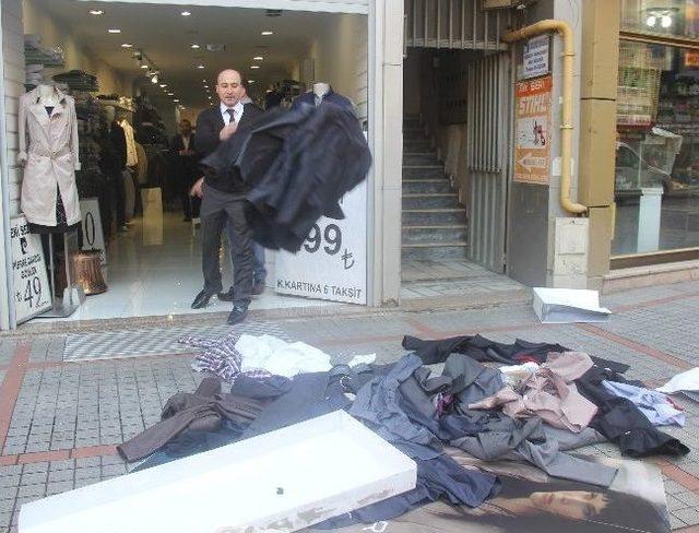 Boyner &Uuml;r&uuml;nlerini Sokağa D&ouml;k&uuml;p Yaktı 1