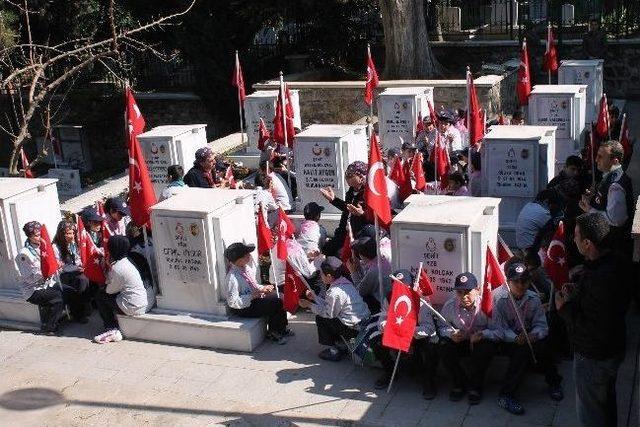 Büyükşehir İzcileri Şehitleri Unutmadı