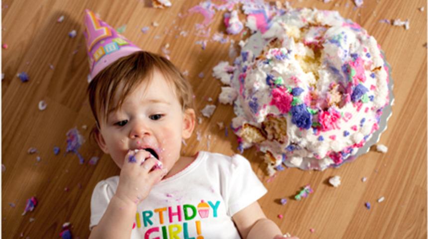 Bebeklerin pastayla imtihanı