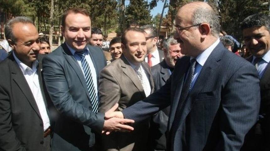 Ak Parti Genel Başkan Yardımcısı H&uuml;seyin &Ccedil;elik, Esnafa Karanfil Dağıttı