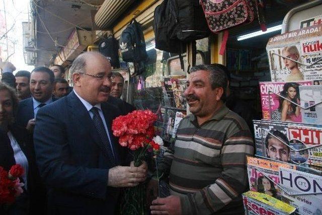 Ak Parti Genel Başkan Yardımcısı Hüseyin Çelik, Esnafa Karanfil Dağıttı