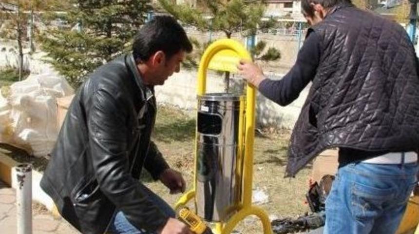 Oltu Belediyesi Park Ve Y&uuml;r&uuml;y&uuml;ş Yolundaki &Ccedil;&ouml;p Kutlularını Yenileniyor