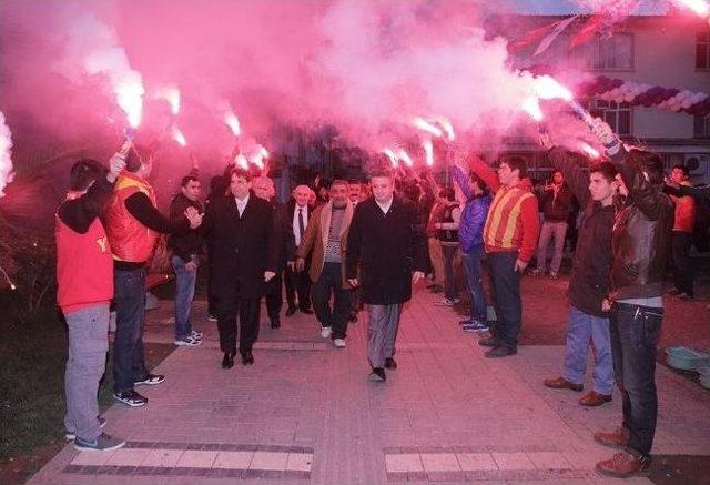 Başkan Tartan'ın Meş'alelerle Karşıladılar