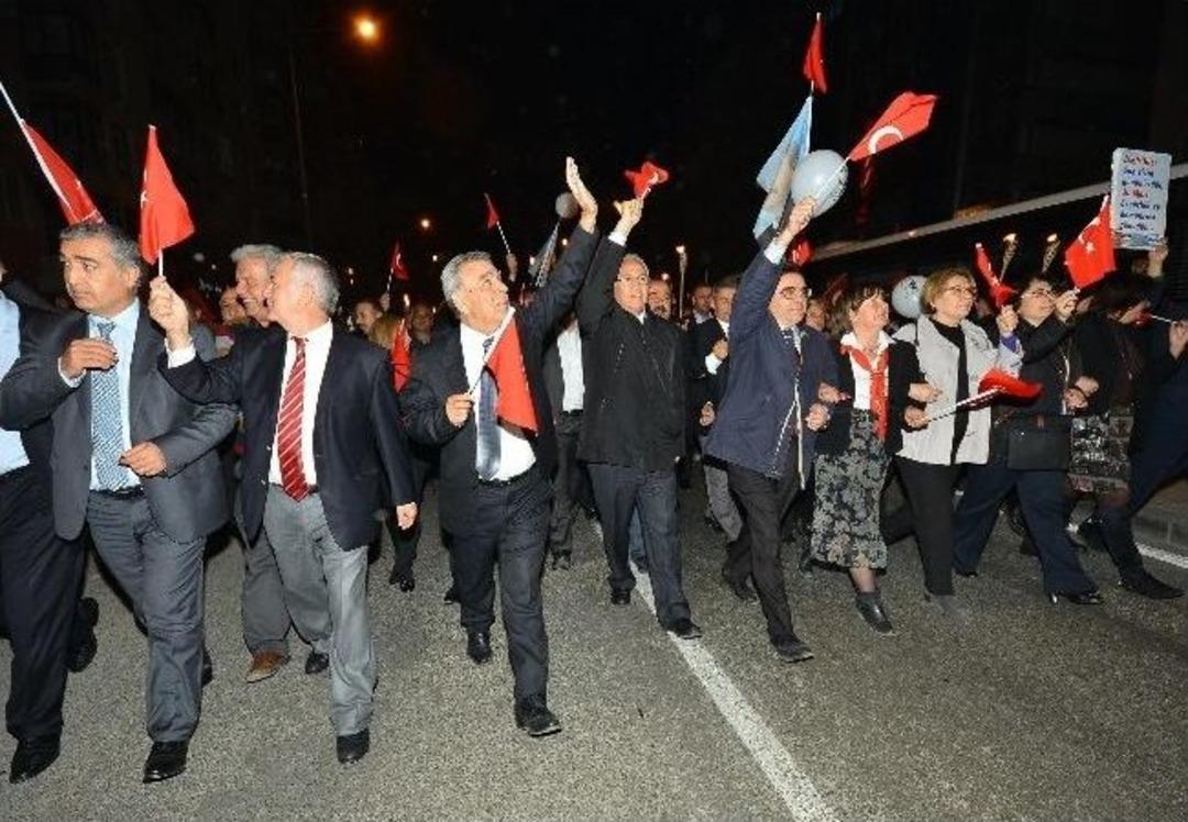 İzmir'de Şehitlere Saygı Y&uuml;r&uuml;y&uuml;ş&uuml;ne Kocaoğlu Da Katıldı