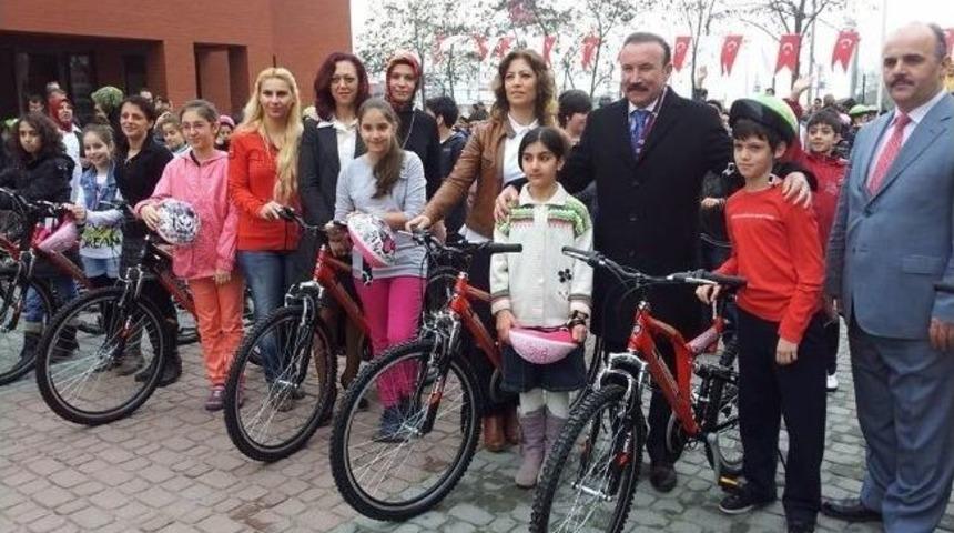 İzmit Belediyesi 144 &Ouml;ğrenciye Bisikletlerini Teslim Etti
