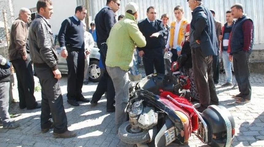 Motosikletle Otomobil &Ccedil;arpıştı: 3 Yaralı