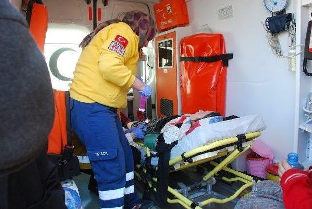 Motosikletle Otomobil &Ccedil;arpıştı: 3 Yaralı 1