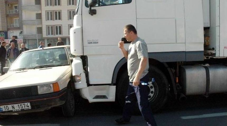 Tır'la Otomobilin &Ccedil;arpıştığı Kaza Ucuz Atlatıldı