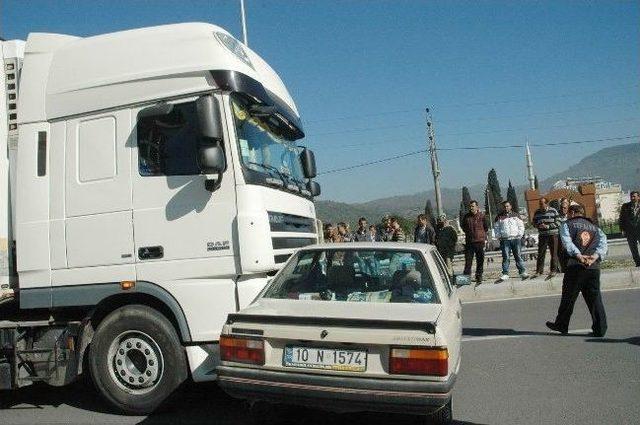 Tır la Otomobilin &Ccedil;arpıştığı Kaza Ucuz Atlatıldı 1