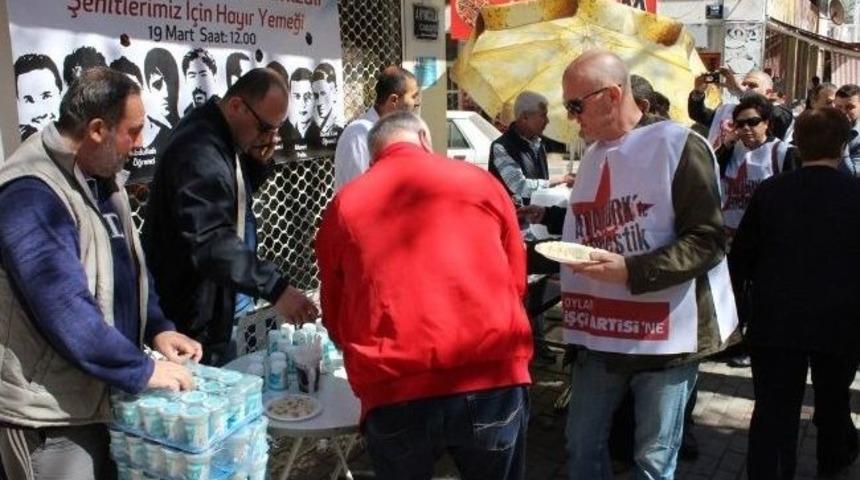 İzmirli Esnaf Gezi&rsquo;de Hayatlarını Kaybedenler Anısına Pilav Ve Ayran Dağıttı