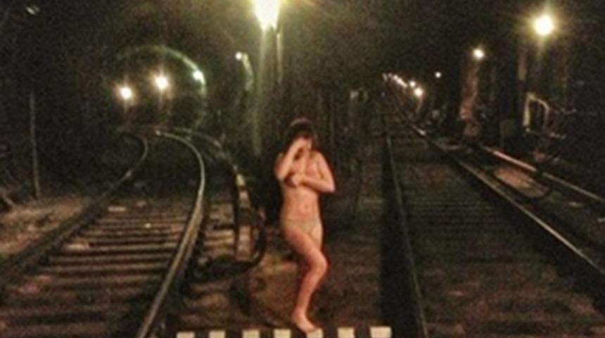 Metro raylarında sevişip selfie &ccedil;ektiler